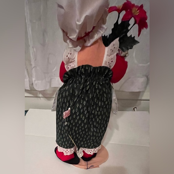Annalee 12" Mrs Santa with Poinsettia Pot - Picture 8 of 8